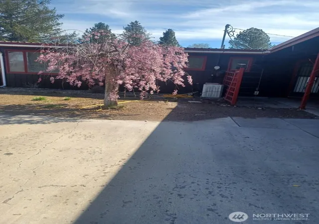 Photo 2 of Sale Pending at 533 Fairchild Loop, Moses Lake, WA 98837 | MLS# NWM2470530 | Listing updated on 2026-10-01