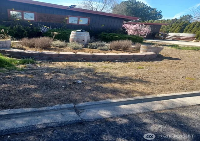 Photo 3 of Sale Pending at 533 Fairchild Loop, Moses Lake, WA 98837 | MLS# NWM2470530 | Listing updated on 2026-10-01