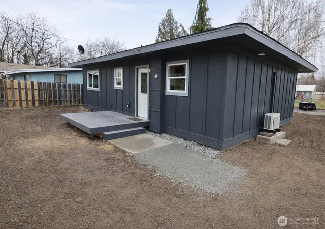 Photo 1 of Sale Pending at 919 E Johnson Ave, Chelan, WA 98816 | MLS# NWM2470534 | Listing updated on 2026-09-23