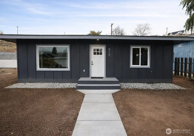 Photo 3 of Sale Pending at 919 E Johnson Ave, Chelan, WA 98816 | MLS# NWM2470534 | Listing updated on 2026-09-23