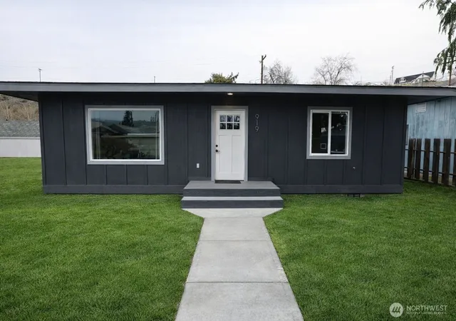 Photo 3 of Sale Pending at 919 E Johnson Ave, Chelan, WA 98816 | MLS# NWM2470534 | Listing updated on 2026-09-23