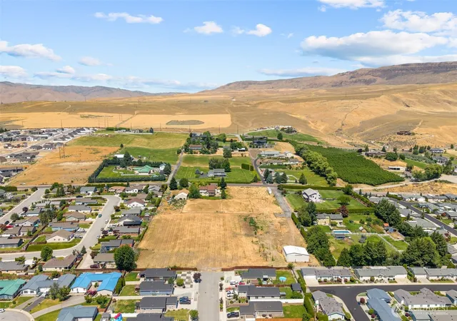Photo 3 of Sale Pending at 608 N Nester Ct, East Wenatchee, WA 98802 | MLS# NWM2472933 | Listing updated on 2026-08-25
