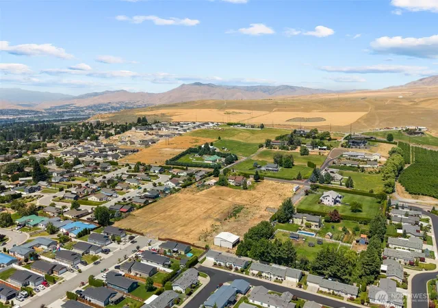 Photo 3 of Sale Pending at 608 N Nester Ct, East Wenatchee, WA 98802 | MLS# NWM2472933 | Listing updated on 2026-08-25