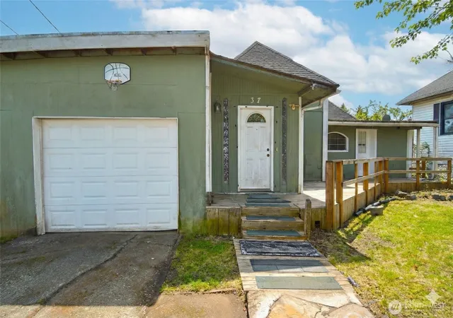 Photo 3 of Sale Pending at 317 W King St, Aberdeen, WA 98520 | MLS# NWM2477300 | Listing updated on 2026-09-25