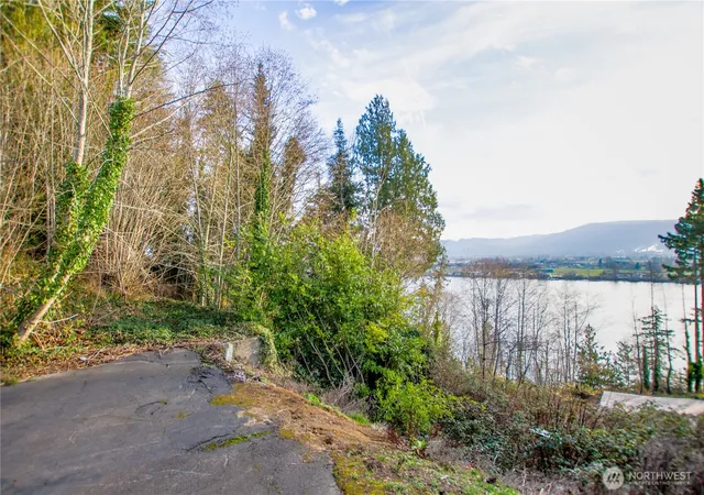 Photo 3 of Sale Pending at 610 Columbia St, Cathlamet, WA 98612 | MLS# NWM2477405 | Listing updated on 2026-09-22
