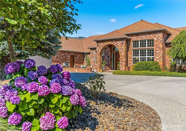 Photo 1 of Single family home for sale at 2008 Broadview N, Wenatchee, WA 98801 | MLS# NWM2477973 | Listing updated on 2026-10-24