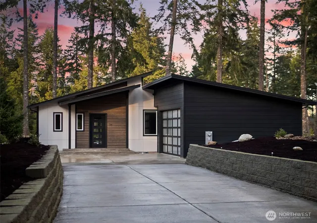 Photo 1 of Single family home for sale at 31 E Westwood Ln, Union, WA 98592 | MLS# NWM2477985 | Listing updated on 2026-10-01