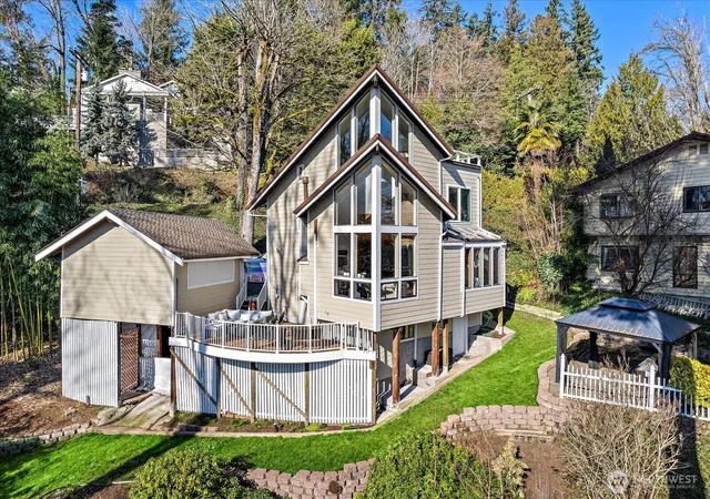 Photo 4 of Single family home for sale at 8526 E Mercer Way, Mercer Island, WA 98040 | MLS# NWM2481211 | Listing updated on 2026-09-23