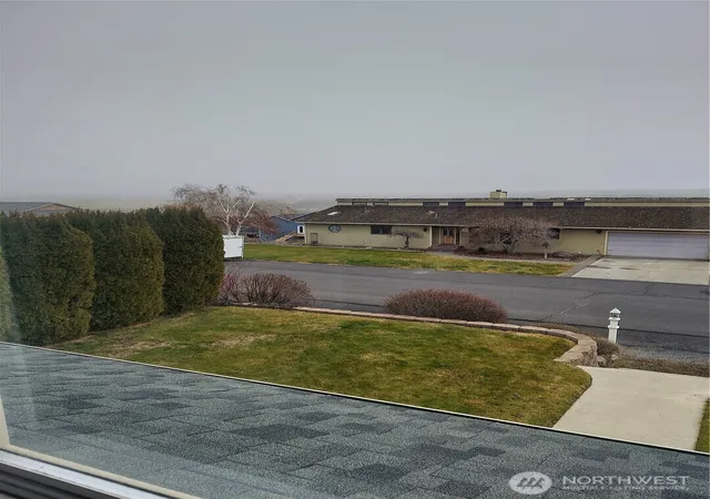 Photo 3 of Sale Pending at 405 Strand Rd, Ephrata, WA 98823 | MLS# NWM2482411 | Listing updated on 2026-09-01