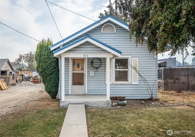 Photo 1 of Sale Pending at 915 Orondo Ave, Wenatchee, WA 98801 | MLS# NWM2482593 | Listing updated on 2026-09-25