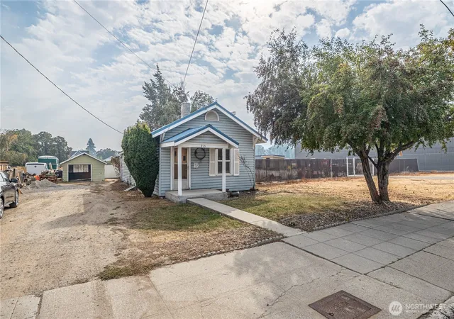 Photo 2 of Sale Pending at 915 Orondo Ave, Wenatchee, WA 98801 | MLS# NWM2482593 | Listing updated on 2026-09-25