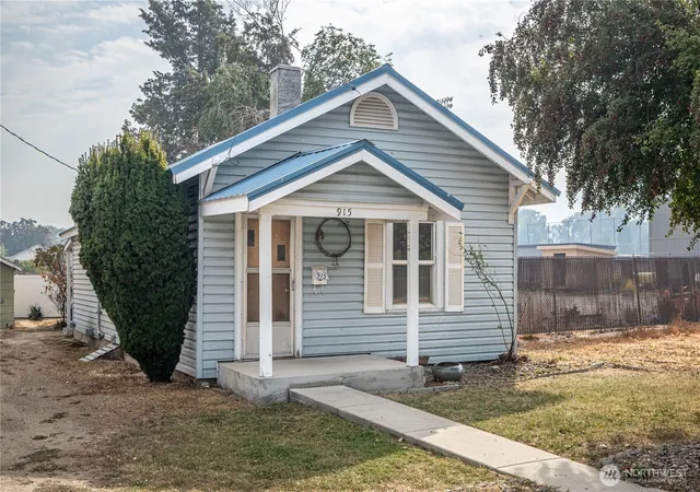Photo 3 of Sale Pending at 915 Orondo Ave, Wenatchee, WA 98801 | MLS# NWM2482593 | Listing updated on 2026-09-25