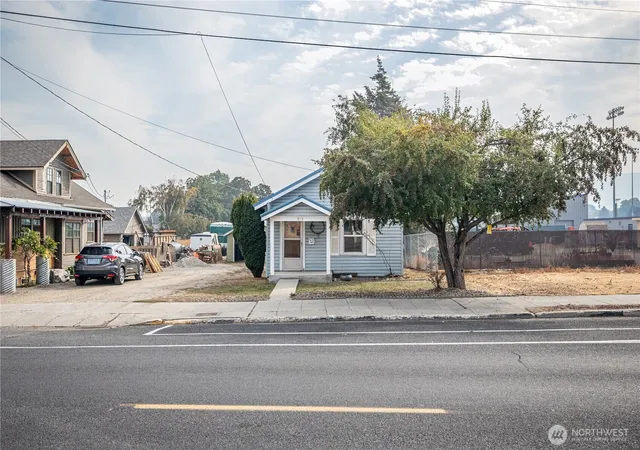 Photo 3 of Sale Pending at 915 Orondo Ave, Wenatchee, WA 98801 | MLS# NWM2482593 | Listing updated on 2026-09-25