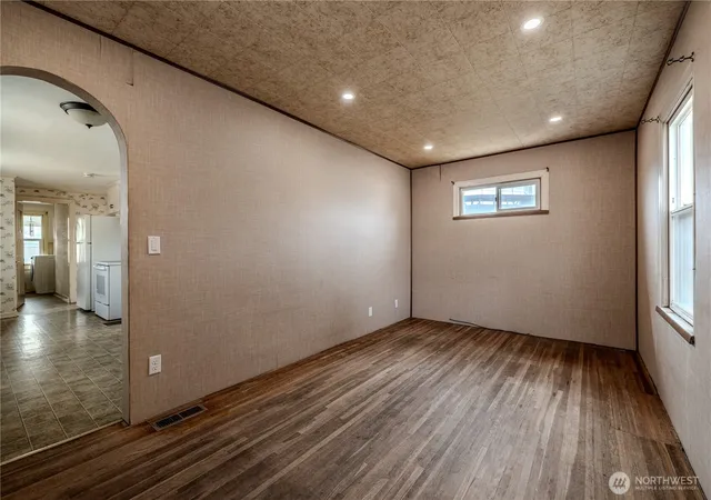 Photo 4 of Sale Pending at 915 Orondo Ave, Wenatchee, WA 98801 | MLS# NWM2482593 | Listing updated on 2026-09-25