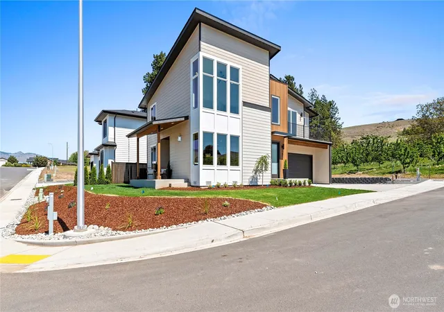 Photo 3 of Sale Pending at 107 Chadwick St Nw, East Wenatchee, WA 98802 | MLS# NWM2485437 | Listing updated on 2026-09-25