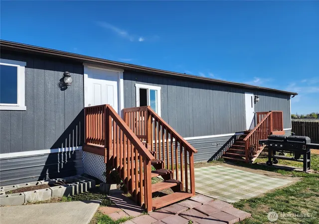 Photo 3 of Manufactured home for sale at 900 N Grape Dr #49, Moses Lake, WA 98837 | MLS# NWM2485938 | Listing updated on 2026-09-25