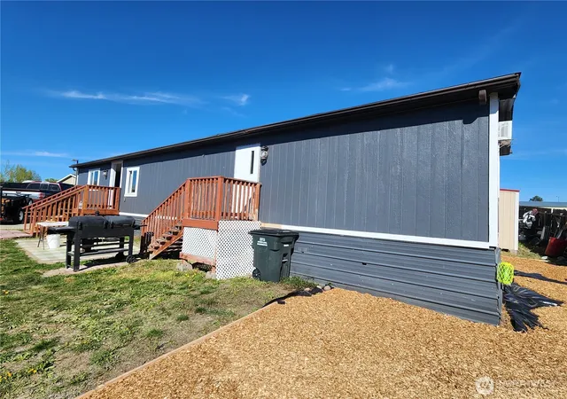 Photo 3 of Manufactured home for sale at 900 N Grape Dr #49, Moses Lake, WA 98837 | MLS# NWM2485938 | Listing updated on 2026-09-25