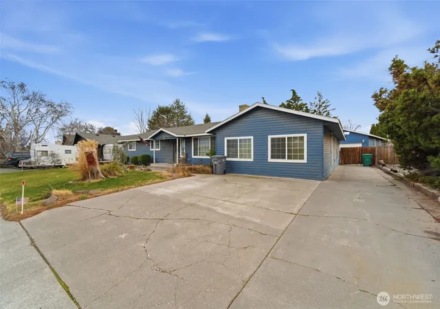 Photo 2 of Sale Pending at 1711 W 15th Avenue, Kennewick, WA 99337 | MLS# NWM2486509 | Listing updated on 2026-09-25