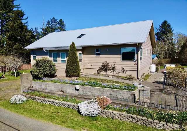 Photo 3 of Single family home for sale at 27 Ocosta 6th St, Aberdeen, WA 98520 | MLS# NWM2487321 | Listing updated on 2026-10-10