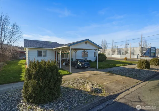 Photo 3 of Sale Pending at 314 Columbia St, Milton Freewater, OR 97862 | MLS# NWM2487379 | Listing updated on 2026-09-25