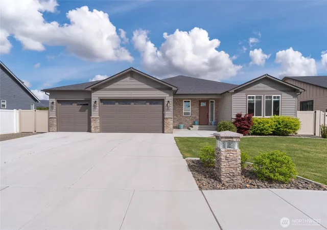Photo 1 of Single family home for sale at 755 S Perry Ave, East Wenatchee, WA 98802 | MLS# NWM2487695 | Listing updated on 2026-09-30