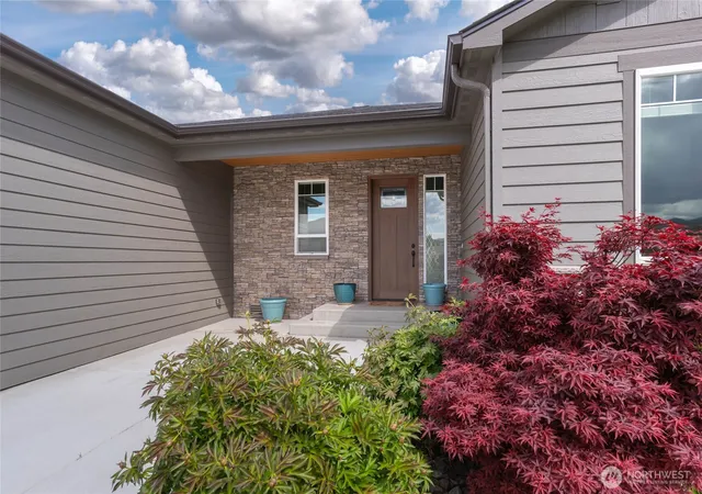 Photo 2 of Single family home for sale at 755 S Perry Ave, East Wenatchee, WA 98802 | MLS# NWM2487695 | Listing updated on 2026-09-30