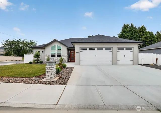 Photo 1 of Single family home for sale at 613 S Perry Ave, East Wenatchee, WA 98802 | MLS# NWM2488367 | Listing updated on 2026-09-21