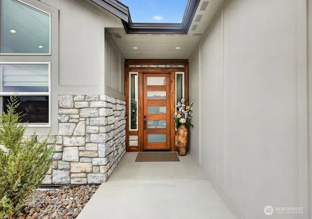 Photo 2 of Single family home for sale at 613 S Perry Ave, East Wenatchee, WA 98802 | MLS# NWM2488367 | Listing updated on 2026-09-21