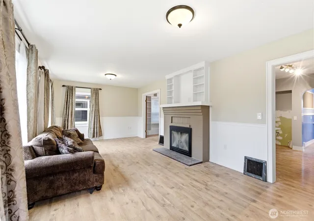 Photo 3 of Single family home for sale at 1027 Wetmore, Everett, WA 98201 | MLS# NWM2489826 | Listing updated on 2026-09-22