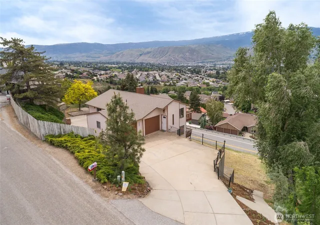 Photo 2 of Sale Pending at 624 Daniels Dr Ne, East Wenatchee, WA 98802 | MLS# NWM2490196 | Listing updated on 2026-09-25