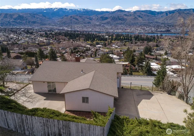 Photo 3 of Sale Pending at 624 Daniels Dr Ne, East Wenatchee, WA 98802 | MLS# NWM2490196 | Listing updated on 2026-09-25