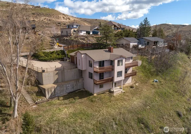 Photo 3 of Sale Pending at 624 Daniels Dr NE, East Wenatchee, WA 98802 | MLS# NWM2490196 | Listing updated on 2026-09-25