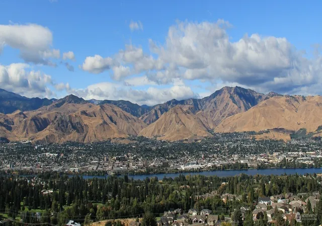 Photo 4 of Sale Pending at 624 Daniels Dr NE, East Wenatchee, WA 98802 | MLS# NWM2490196 | Listing updated on 2026-09-25