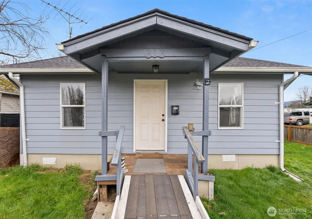 Photo 1 of Sale Pending at 313 Rosewood St, Kelso, WA 98626 | MLS# NWM2490905 | Listing updated on 2026-09-25