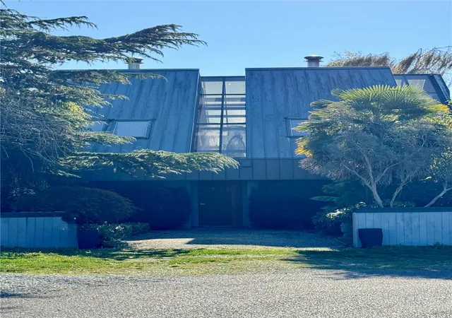 Photo 2 of Single family home for sale at 731 Kendor Dr, Point Roberts, WA 98281 | MLS# NWM2490944 | Listing updated on 2026-10-24