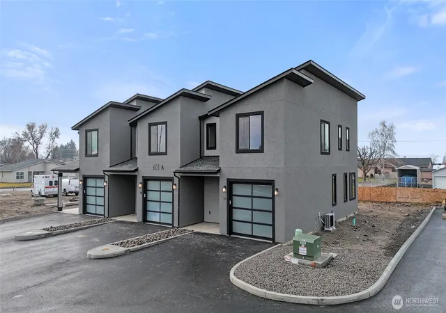 Photo 1 of Townhouse for sale at 601 Dorsing St #D21, Moses Lake, WA 98837 | MLS# NWM2491355 | Listing updated on 2026-10-09