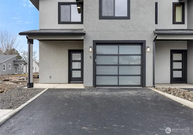 Photo 3 of Townhouse for sale at 601 Dorsing St #D21, Moses Lake, WA 98837 | MLS# NWM2491355 | Listing updated on 2026-10-09