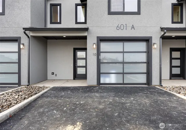 Photo 1 of Townhouse for sale at 601 Dorsing St #D23, Moses Lake, WA 98837 | MLS# NWM2491399 | Listing updated on 2026-10-09