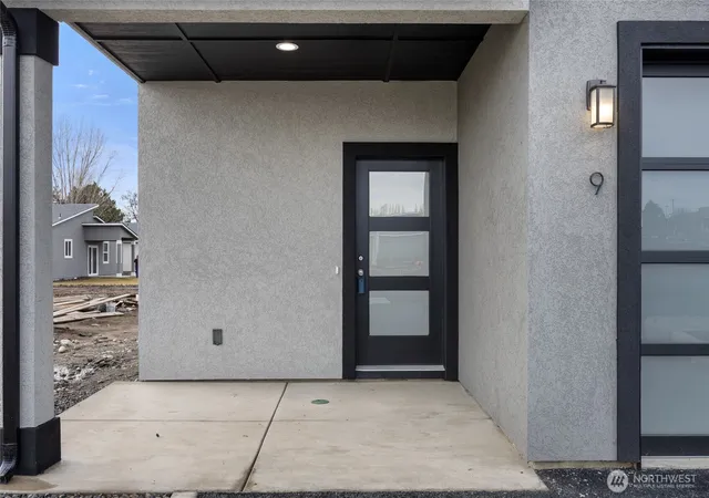 Photo 2 of Townhouse for sale at 601 Dorsing St #D20, Moses Lake, WA 98837 | MLS# NWM2491430 | Listing updated on 2026-10-09