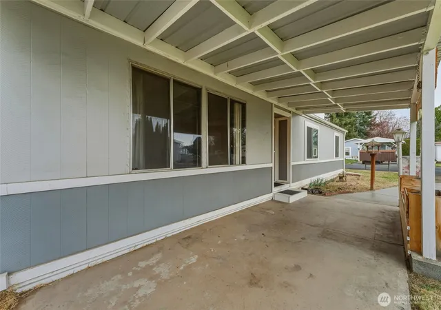 Photo 2 of Manufactured home for sale at 806 Se Mockingbird Dr, College Place, WA 99324 | MLS# NWM2492350 | Listing updated on 2026-09-17
