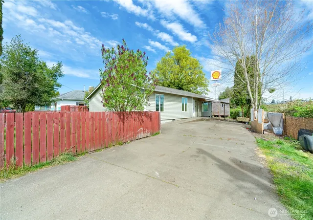 Photo 3 of Single family home for sale at 320 S 4th Street, Elma, WA 98541 | MLS# NWM2496111 | Listing updated on 2026-09-25