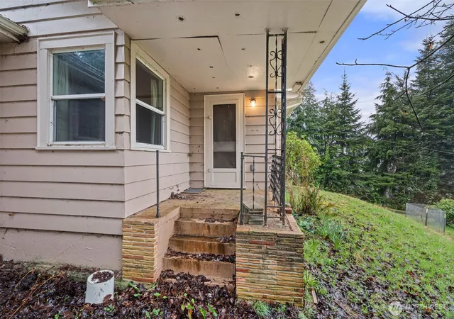 Photo 3 of Sale Pending at 1905 Gerber St, Raymond, WA 98577 | MLS# NWM2496734 | Listing updated on 2026-09-19