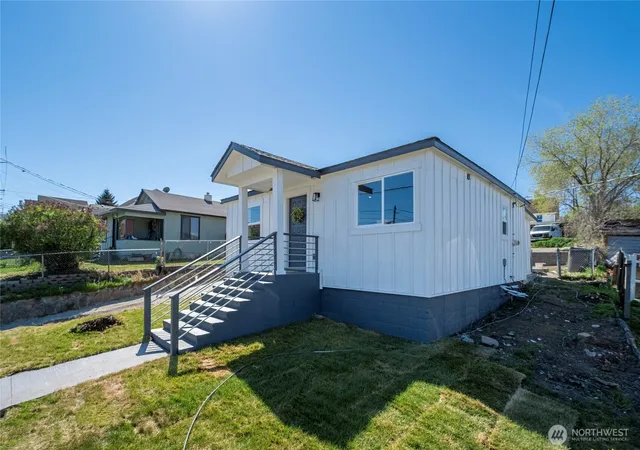 Photo 1 of Sale Pending at 918 Cashmere St, Wenatchee, WA 98801 | MLS# NWM2497514 | Listing updated on 2026-09-28
