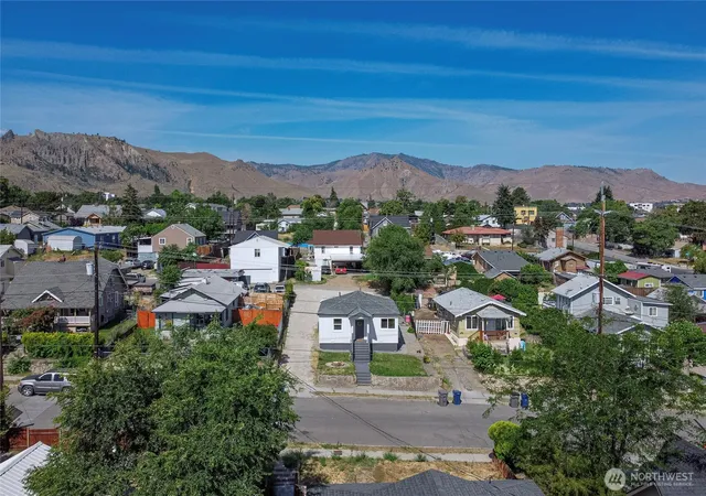 Photo 3 of Sale Pending at 918 Cashmere St, Wenatchee, WA 98801 | MLS# NWM2497514 | Listing updated on 2026-09-28