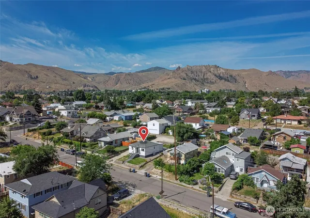 Photo 3 of Sale Pending at 918 Cashmere St, Wenatchee, WA 98801 | MLS# NWM2497514 | Listing updated on 2026-09-28