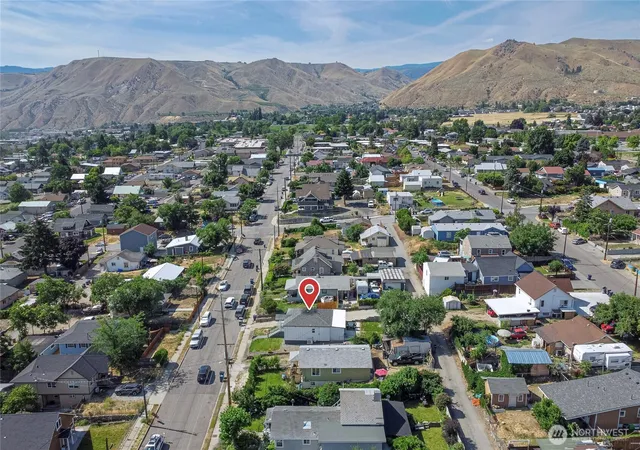 Photo 4 of Sale Pending at 918 Cashmere St, Wenatchee, WA 98801 | MLS# NWM2497514 | Listing updated on 2026-09-28