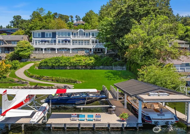 Photo 3 of Single family home for sale at 8233 W Mercer Way, Mercer Island, WA 98040 | MLS# NWM2498514 | Listing updated on 2026-09-27
