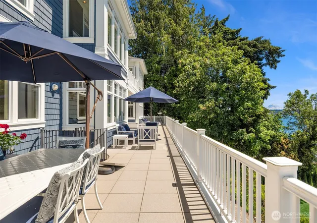 Photo 4 of Single family home for sale at 8233 W Mercer Way, Mercer Island, WA 98040 | MLS# NWM2498514 | Listing updated on 2026-09-27