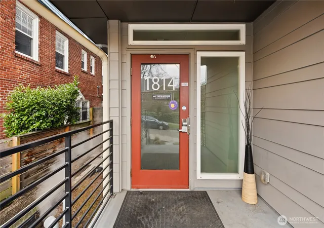 Photo 4 of Sale Pending at 1814 E John St, Seattle, WA 98112 | MLS# NWM2498544 | Listing updated on 2026-09-25