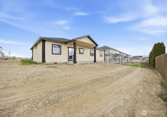 Photo 3 of Single family home for sale at 320 Victoria St, Sunnyside, WA 98944 | MLS# NWM2499100 | Listing updated on 2026-09-29